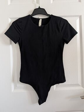 Aritzia The Group by Babaton 95% Cotton Black Short Sleeve Crew Neck Bodysuit  M